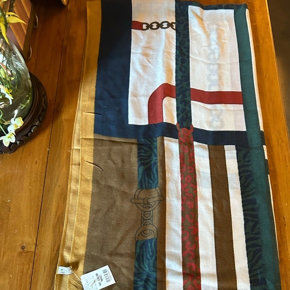NWT Beautiful Designer Scarf or Wrap - Picture 3 of 3